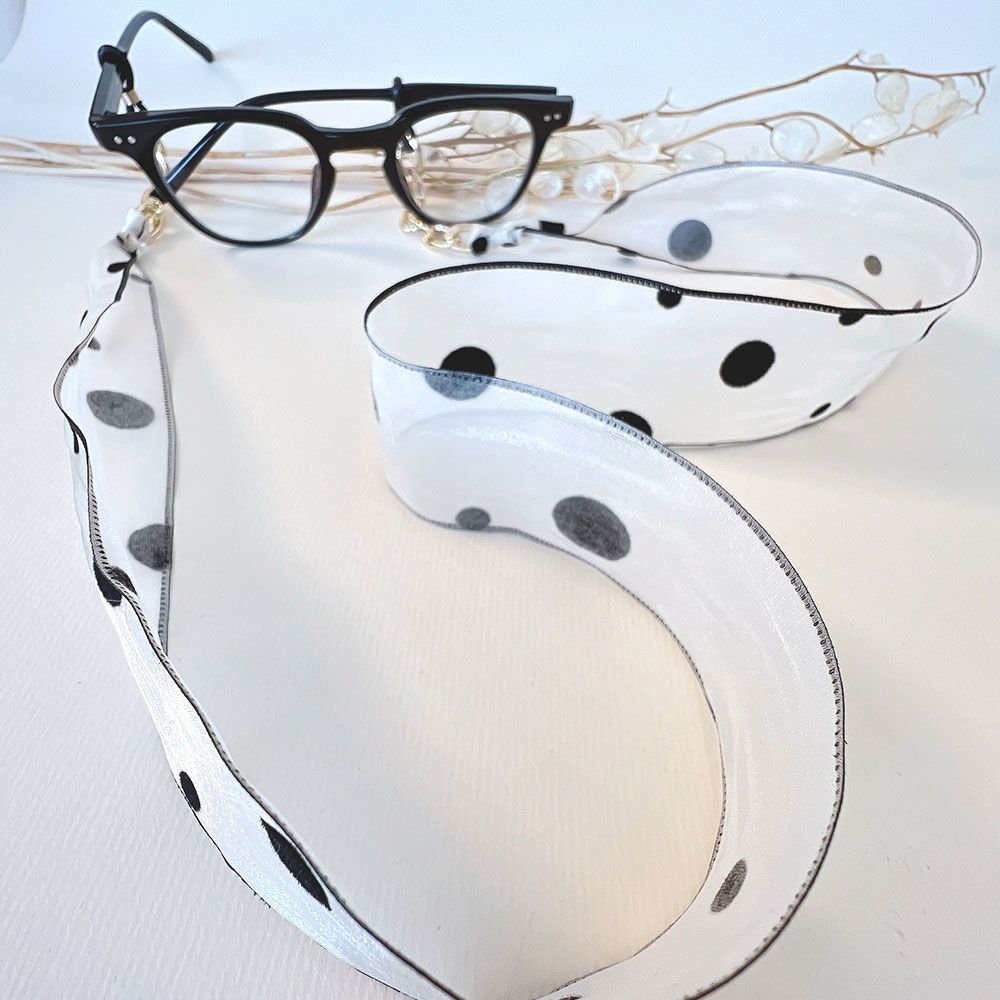 بند عینک خالدار مشکی دور سفید 