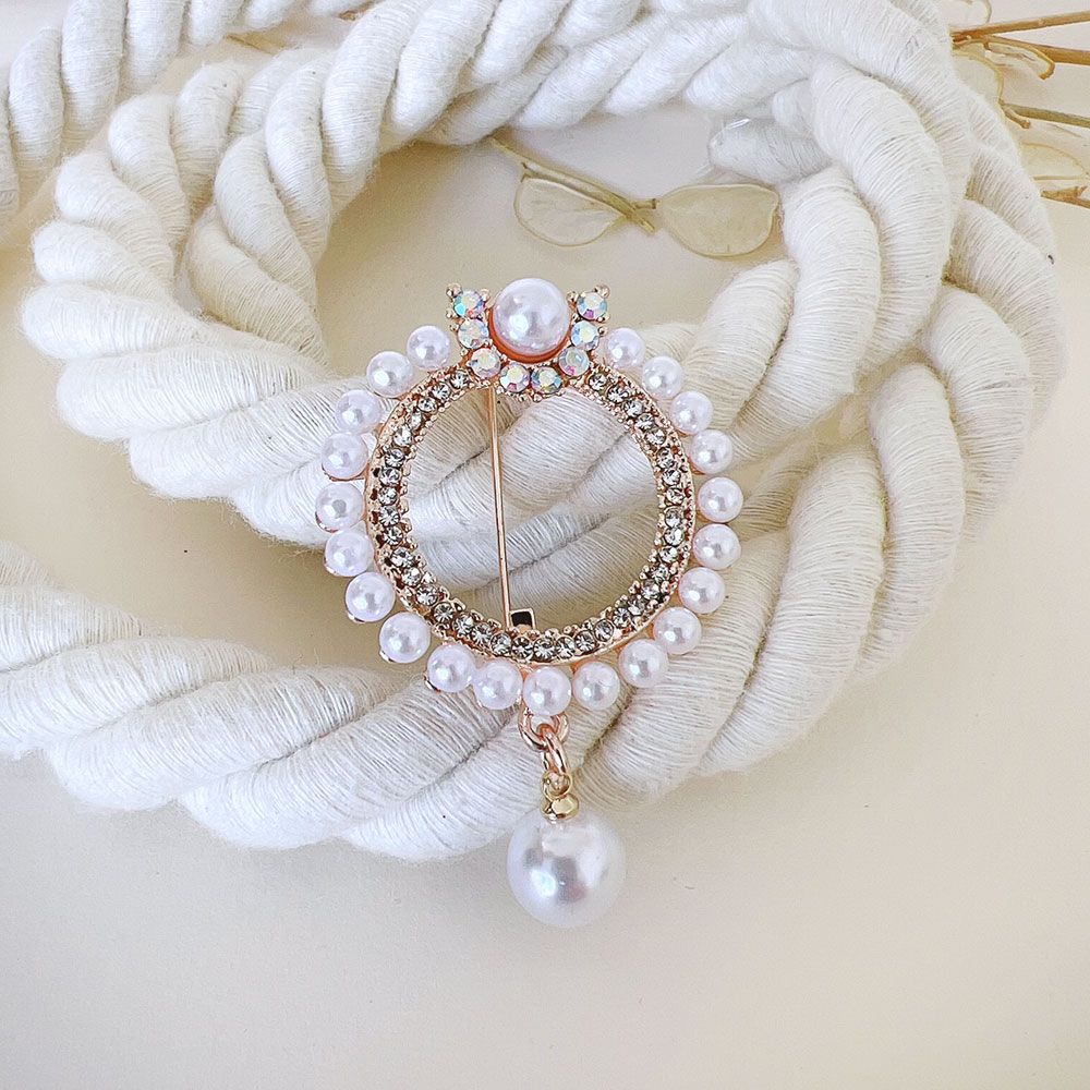 گل سینه گرد با آویز مروارید طلایی