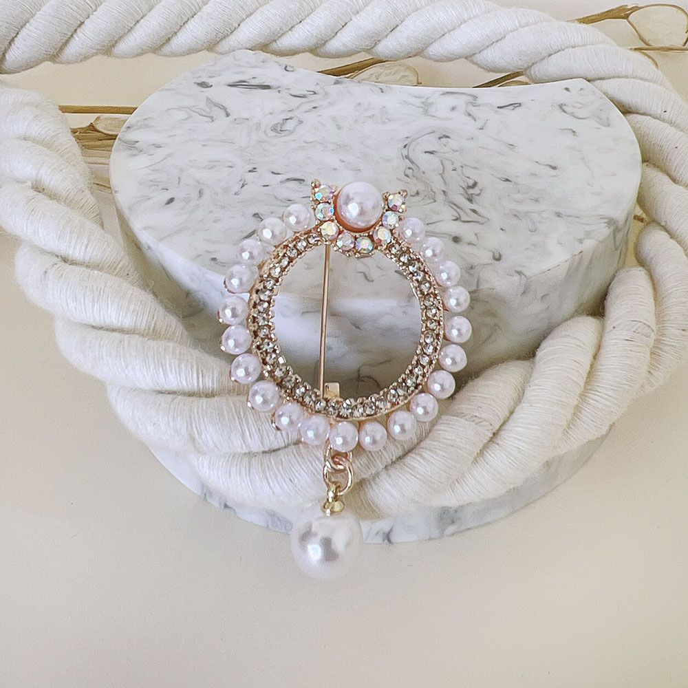 گل سینه گرد با آویز مروارید طلایی