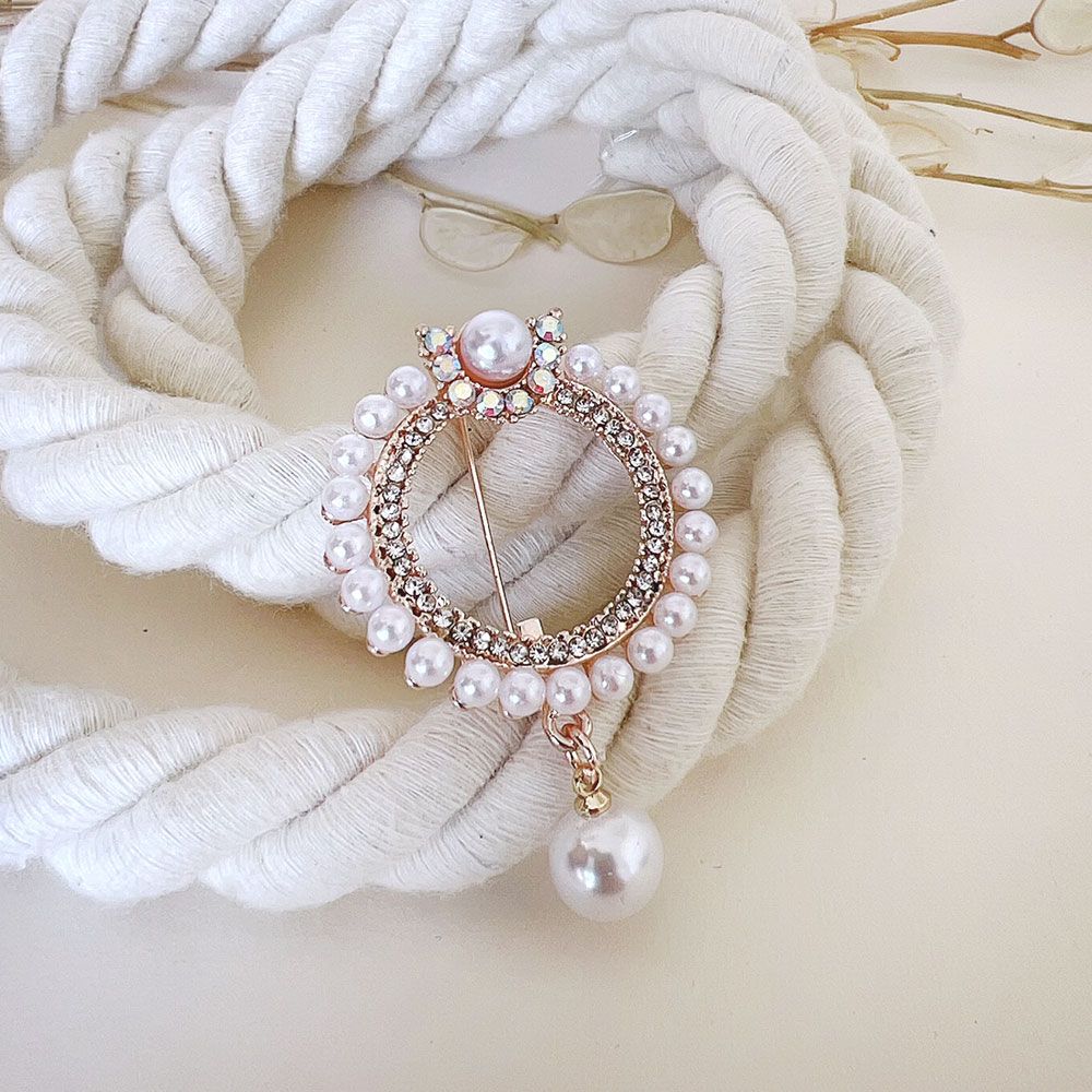 گل سینه گرد با آویز مروارید طلایی