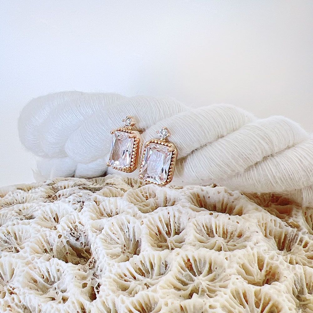 گوشواره ژوپینگ میخی سنگی طلایی