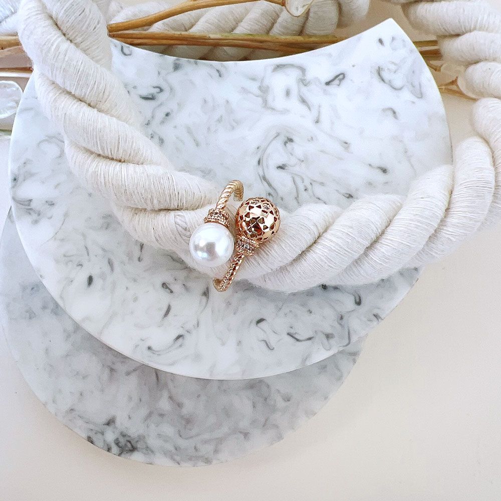 انگشتر گوی و مروارید حکاکی طلایی