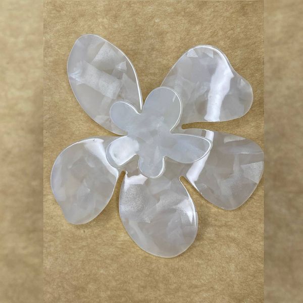 گوشواره گل سفید بزرگ