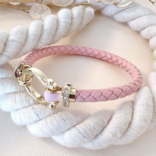 دستبند امگا طلایی بند صورتی 