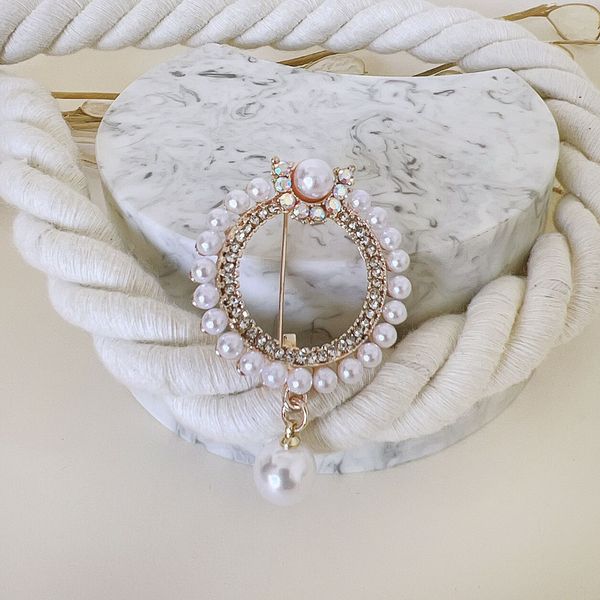 گل سینه گرد با آویز مروارید طلایی