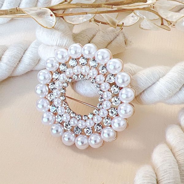 گل سینه دایره مرواریدی