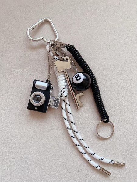 چارم بگ دوربین با بند سفید