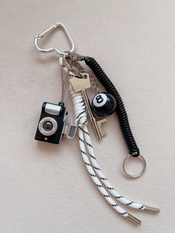 چارم بگ دوربین با بند سفید