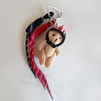 چارم بگ خرس با کلاه کاسکت